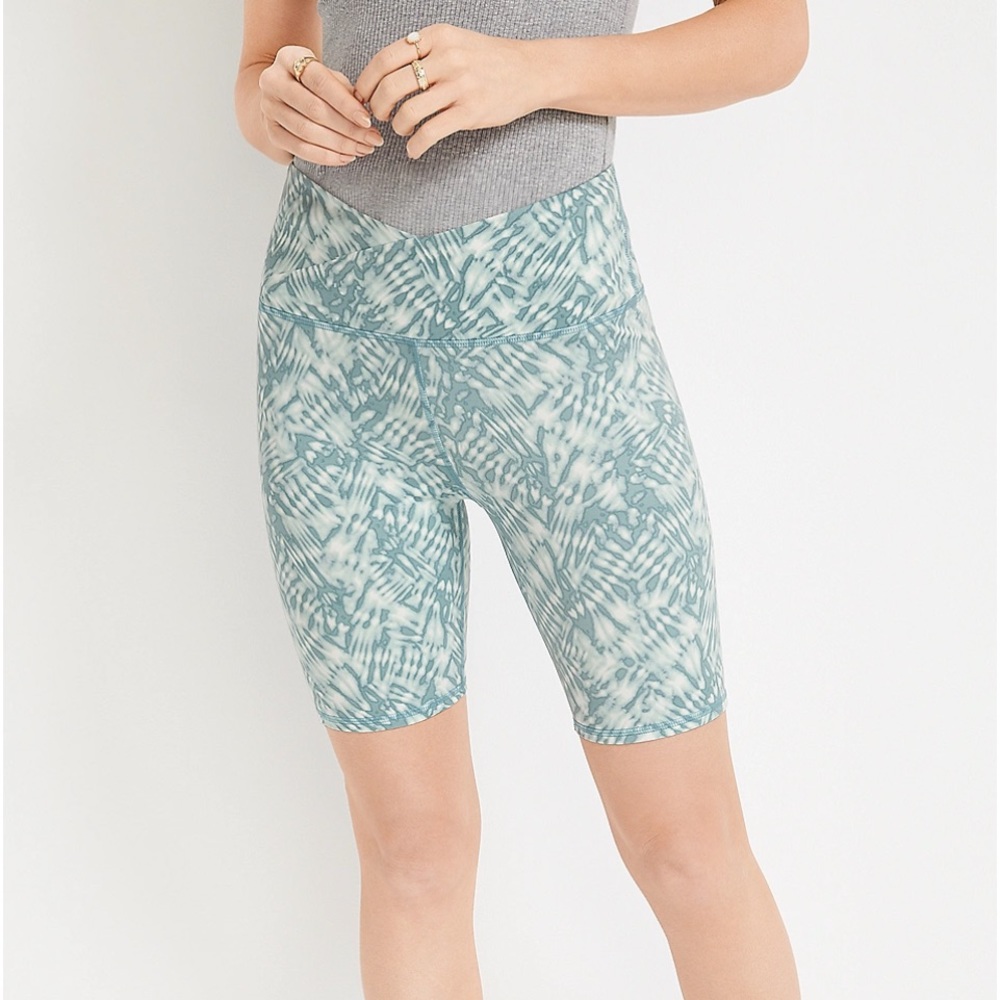 Luxe ultra high rise 8” Bike Shorts capri style. Size medium.